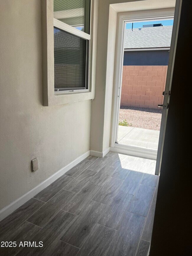 Building Photo - 1338 W Papago St
