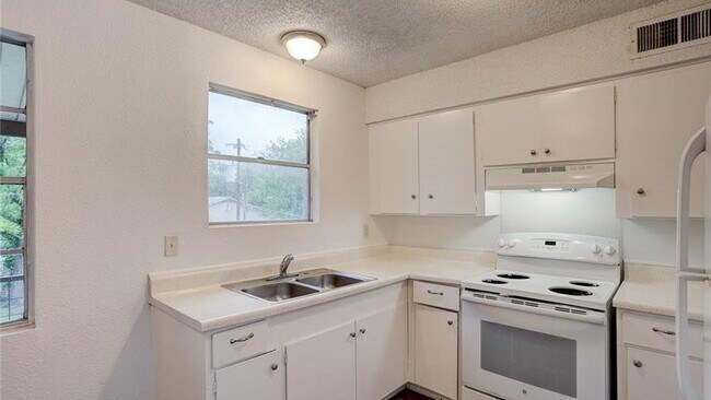 Building Photo - 724 Old Martindale Rd
