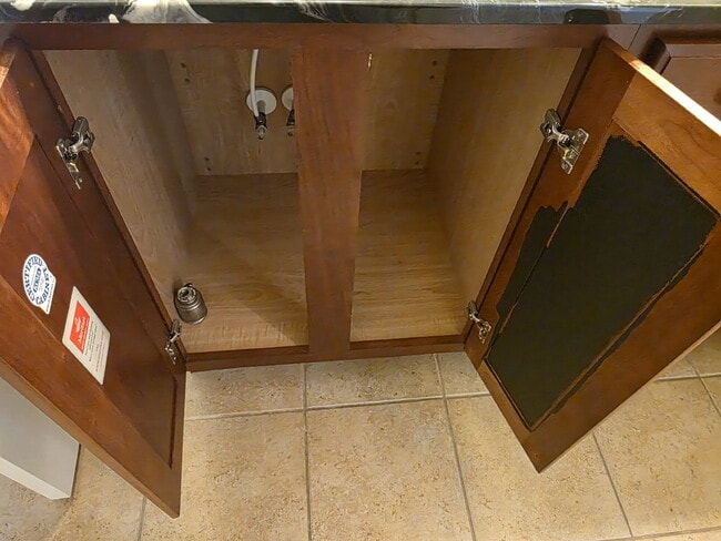 Building Photo - Spacious 4-Bedroom Home for Rent in Kings ...