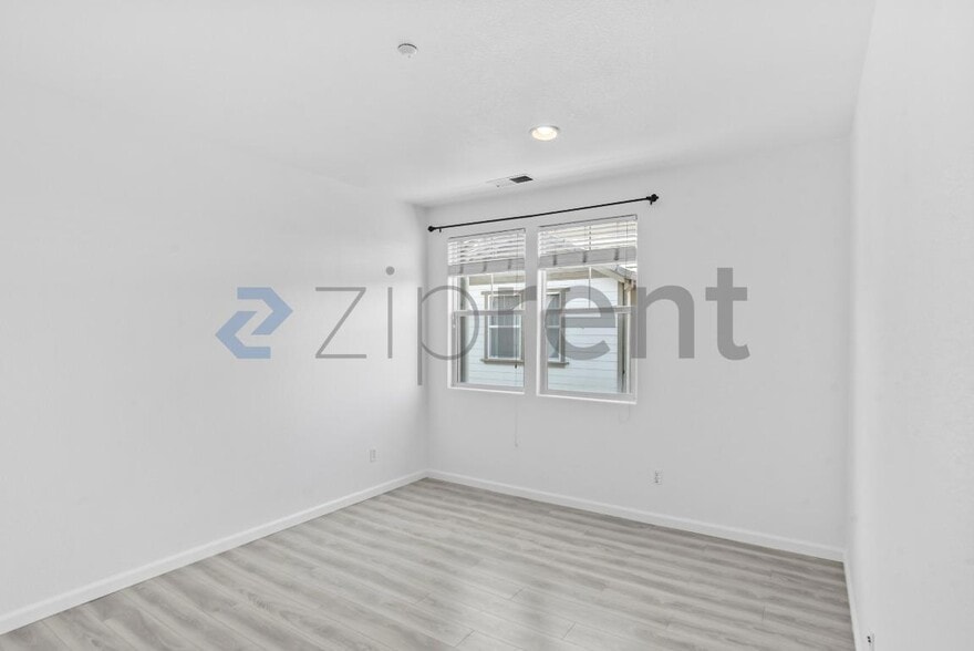 Building Photo - Unit