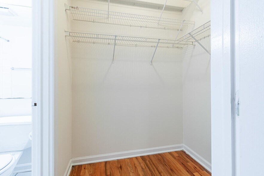 Building Photo - 917 W Dakin St