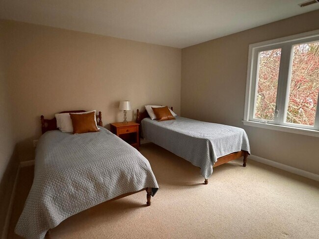 Building Photo - 225 SW Meadows