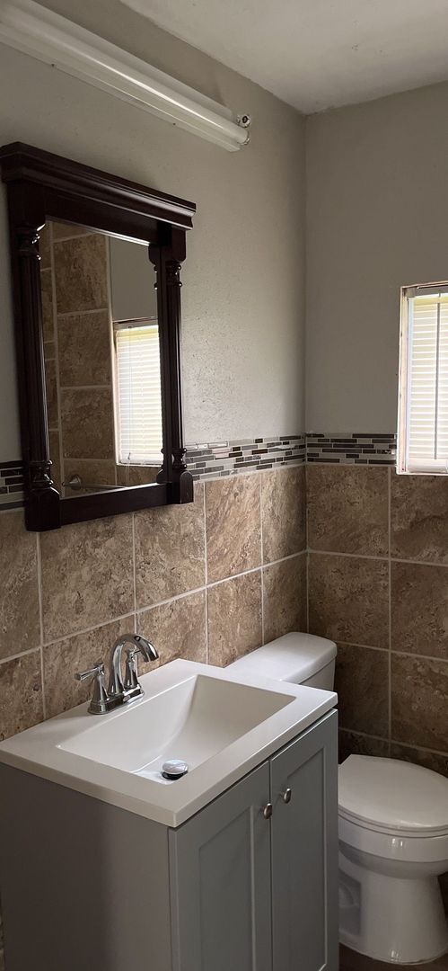 Building Photo - 4 Bedroom, 2 Bathroom Home w/ Bonus Room