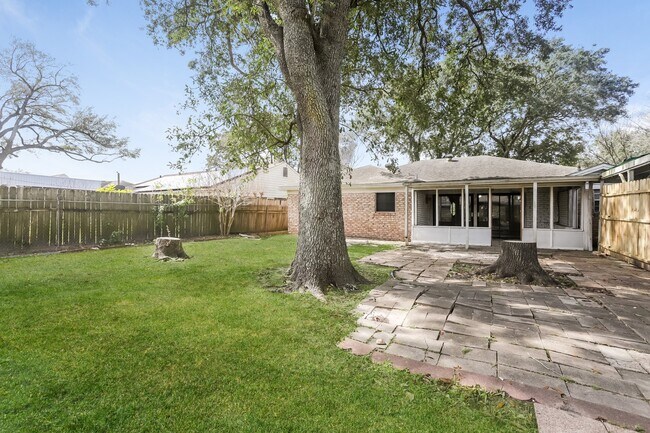 Building Photo - 12115 Hillcroft St