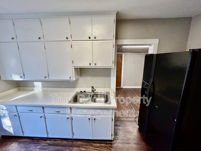 Building Photo - 303 N Maple St