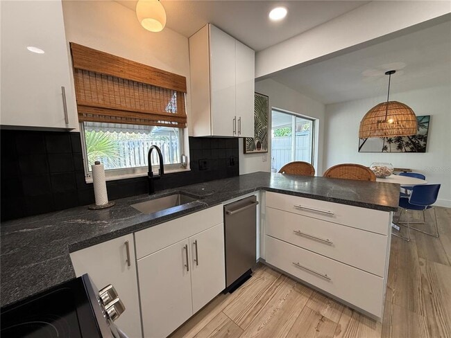 Building Photo - 204 Mindy Dr