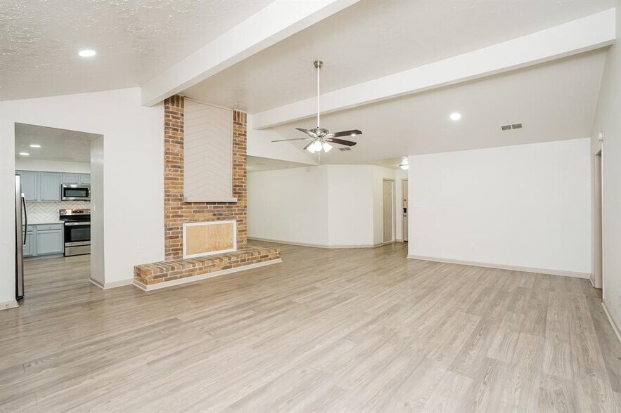 Building Photo - 13430 Piney Oaks Dr