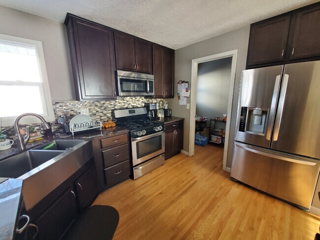 Building Photo - New Property Available for Rent in Saint L...