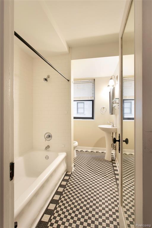 Building Photo - 15 E Kirby St