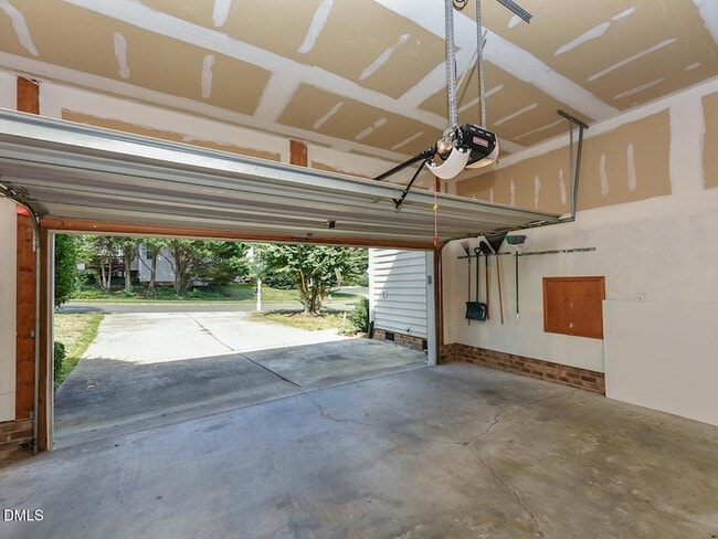Building Photo - 406 Somersview Dr
