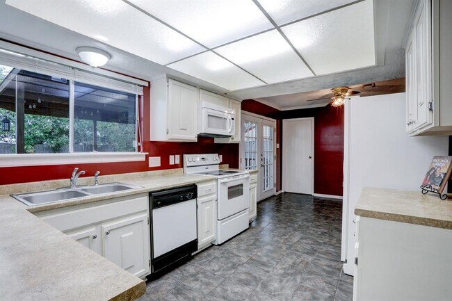 Building Photo - 15219 Silverman St