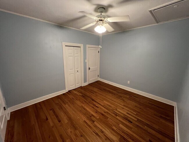 Building Photo - Charming 3 Bedroom Home Near LSU, University Lakes & Parade Routes!
