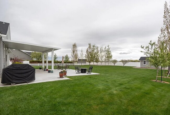 Building Photo - Beautiful Custom Home