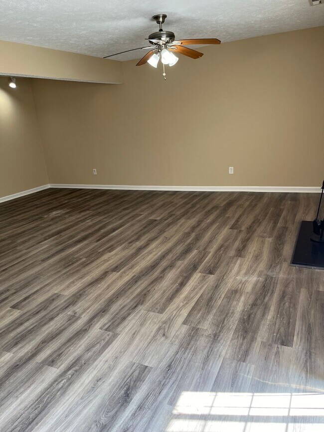 Building Photo - Newly Renovated ; Available Now