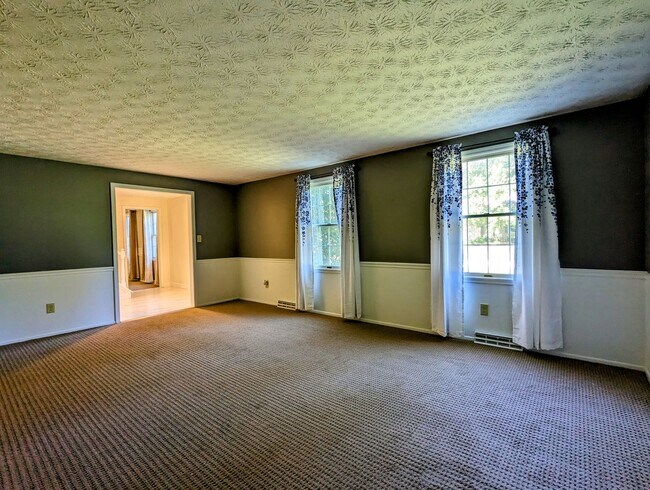 Building Photo - Center Hall Colonial for rent in Hudson!