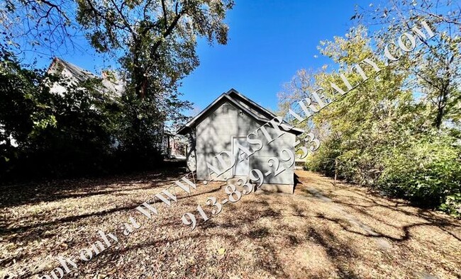 Building Photo - ADORABLE and CLEAN 2 Bed 1 Bath Home in KC...