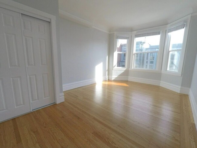 Building Photo - Remodeled 4BR/2BA w/ In-Unit Laundry & Mod...