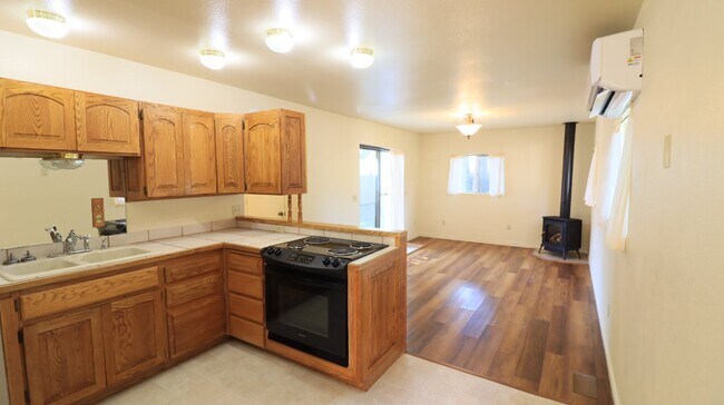 Building Photo - One bedroom house midtown Bend