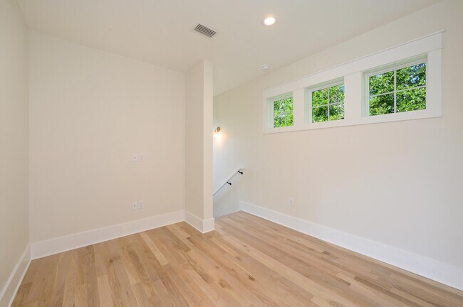 Building Photo - 289 E Glen Ave
