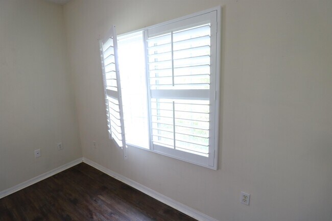 Building Photo - 625 Fairway Dr