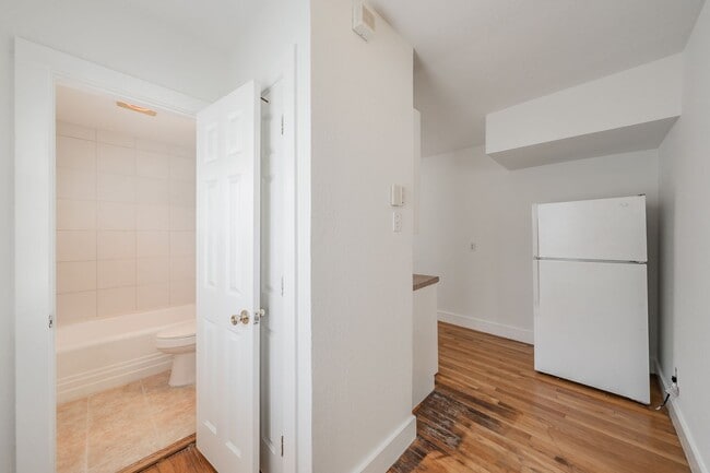 Building Photo - Efficiency apartment in the Historical Fairmount District!