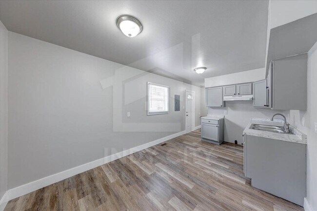 Building Photo - 1565 Martin St