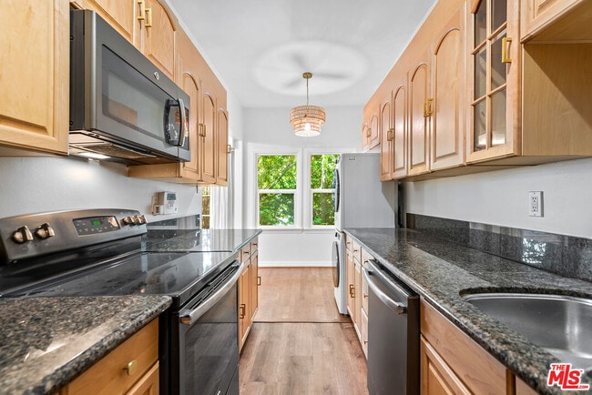Building Photo - 340 N Oakhurst Dr