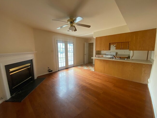 Building Photo - Spacious 3 Bedroom 2.5 Bathroom Home in Randolph Neighborhood