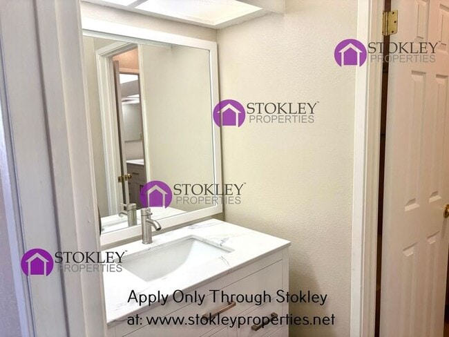 Building Photo - 27 Oak Brook Pl