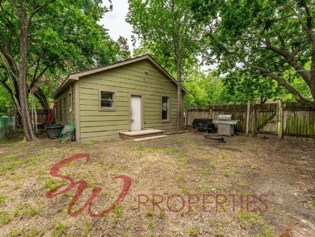 Building Photo - Cozy 2 bedroom on corner lot with privacy fenced backyard