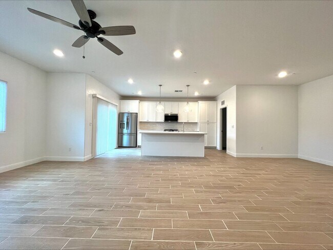 Building Photo - Beautiful 3-Bed, 2-Bath Lennar Home in Daf...