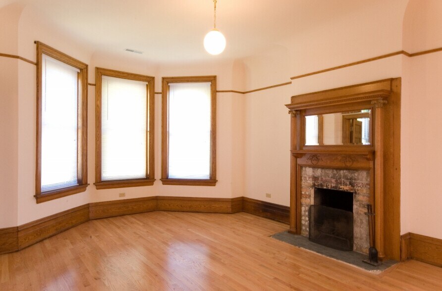 Building Photo - 2214 N Kenmore Ave