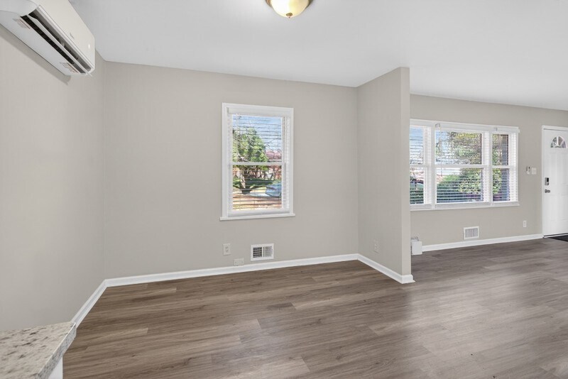 Building Photo - 586 Oakside Dr SW