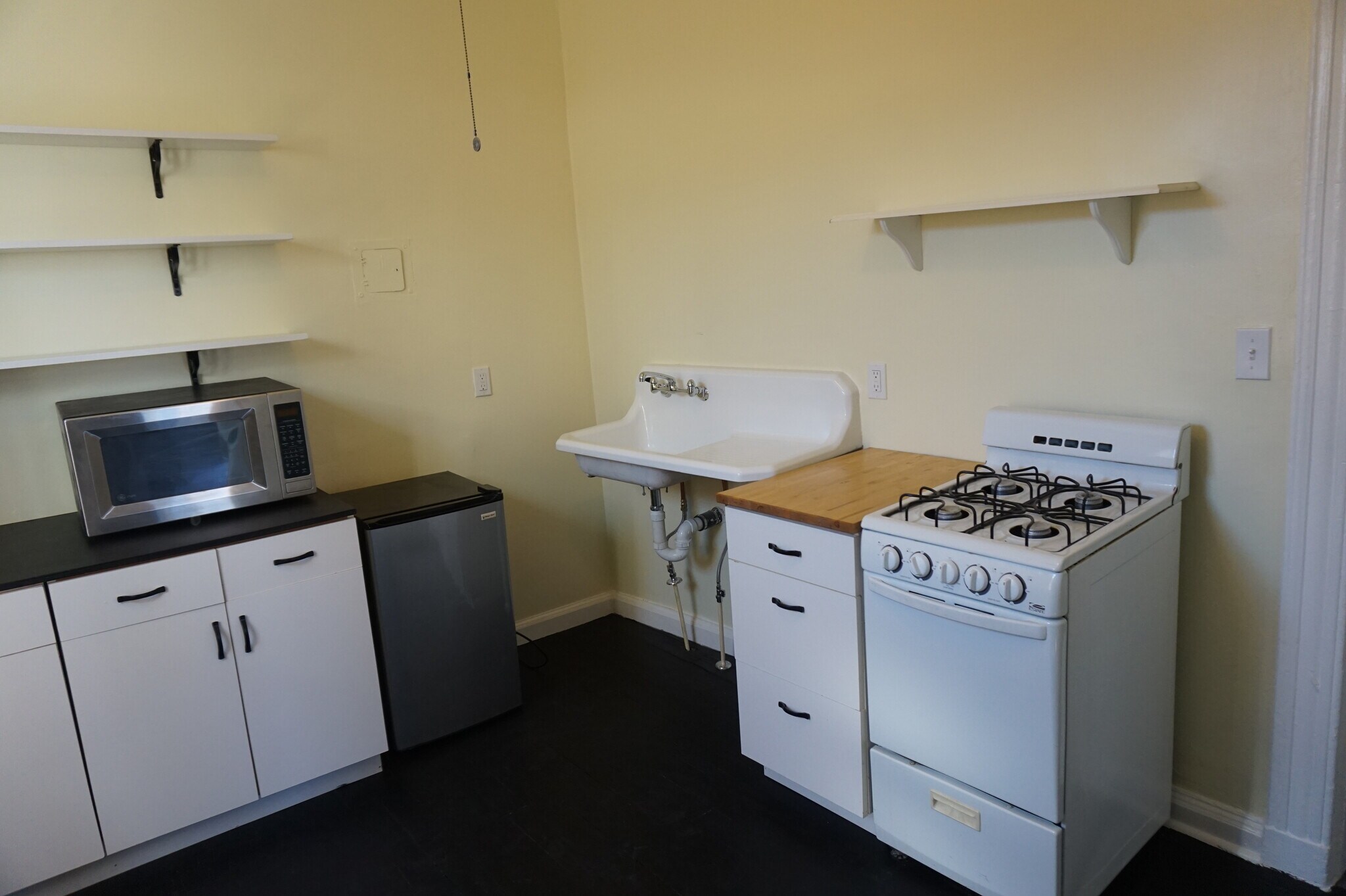 Building Photo - 1918 Mount Royal Ter