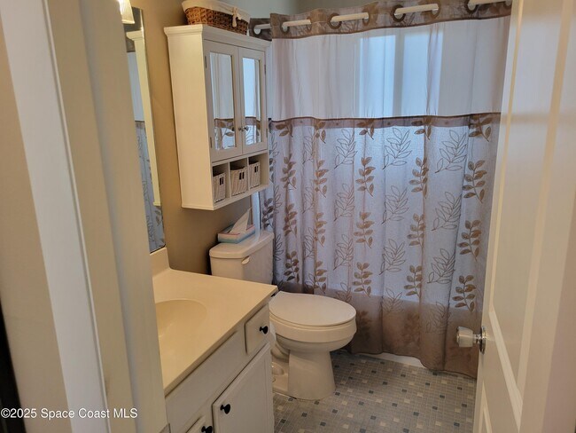 Building Photo - 245 Harbour Dr E