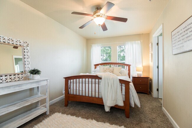 Building Photo - Oxford Terrace II: 4/4 luxury apartment just 3 blocks from UF & 1 block from Sorority Row. Now Re...