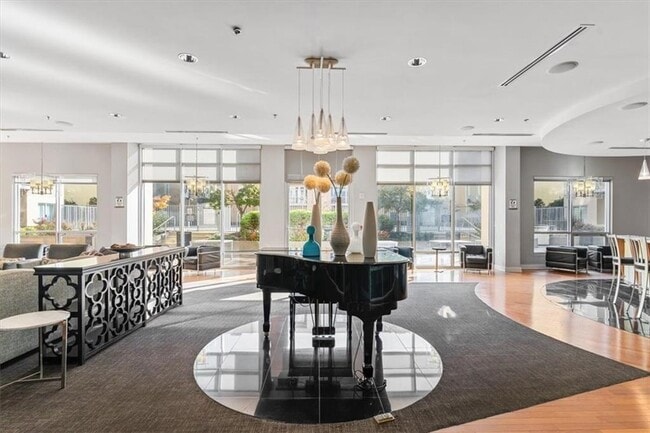 Building Photo - 711 Cosmopolitan Dr NE