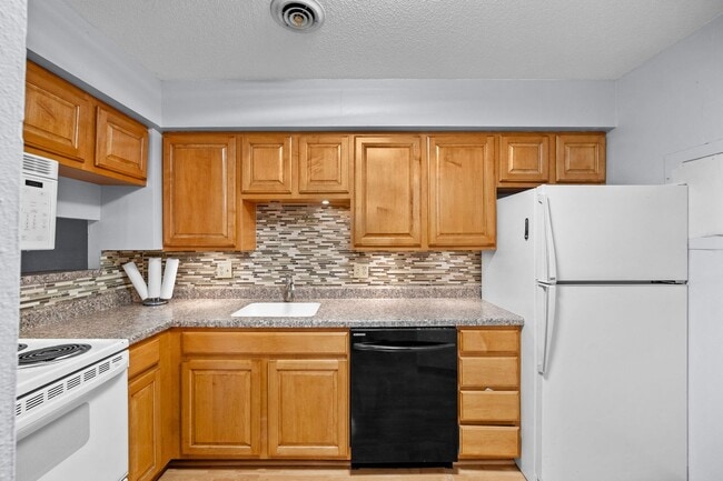 Building Photo - 2bed 2 bath contemporary condo overlooking the Waveland Golf Course