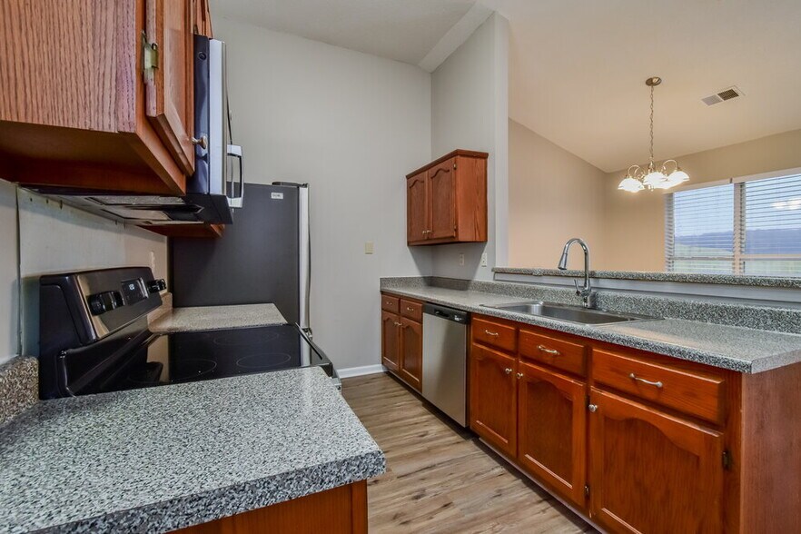 Building Photo - 5580 Kaitlyn Dr E