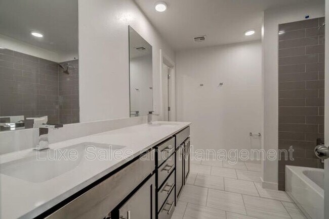 Building Photo - 7901 NW 135th Terrace