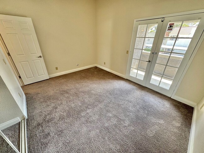 Building Photo - ADORABLE SECOND STORY 2 BEDROOMS 2 FULL BA...