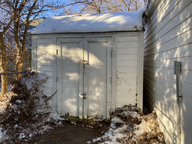 Storage shed - 1011 19th Ave NE