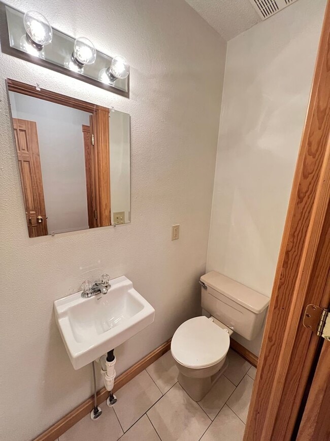 Building Photo - Spacious 3bd/2ba - AVAILABLE NOVEMBER!