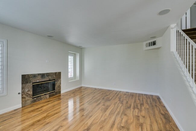 Building Photo - 3 Bedroom 2.5 Bathroom Townhouse in Henderson.