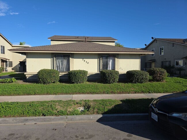 Building Photo - Enjoy living in this spacious single level penthouse with gorgeous scenic views!