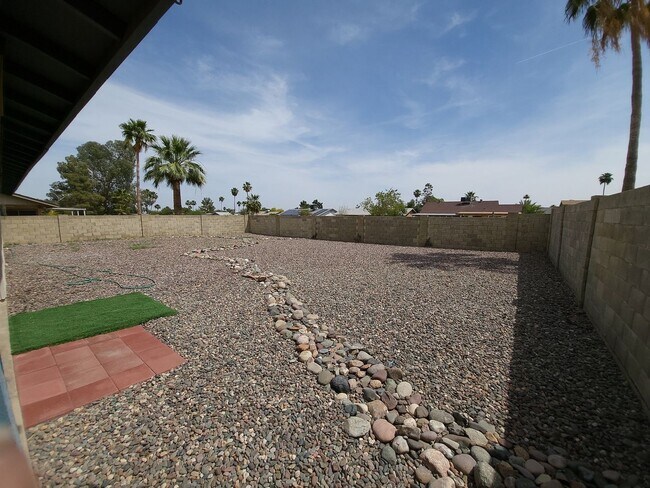 Building Photo - EXCELLENT HOME WITH MOUNTAIN VIEWS!