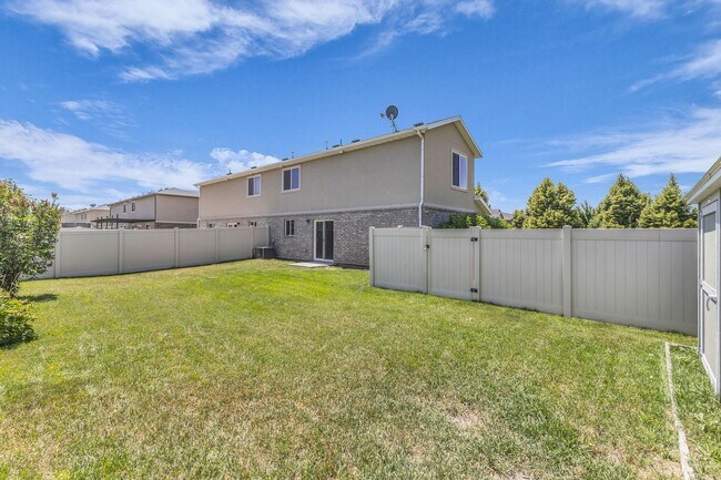 Building Photo - 4 Bedroom 3 Bathroom Home in Springville!