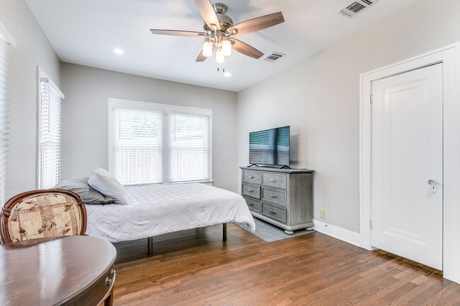 Building Photo - 3 Bedroom/2 Bath Los Angeles Heights Subdi...