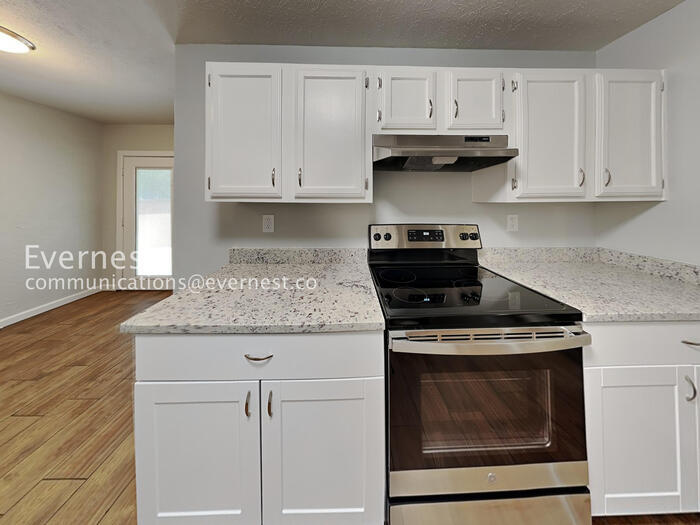 Building Photo - 2117 Newbury Dr