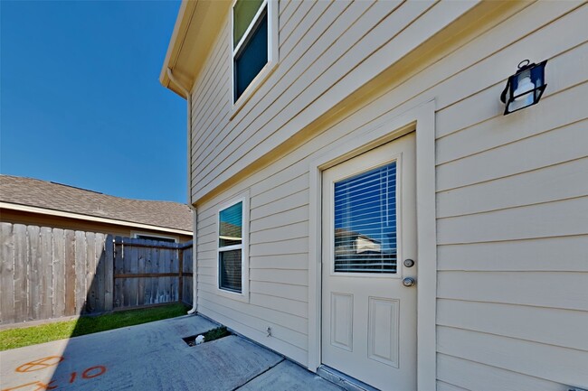 Building Photo - 16758 N Rail Dr